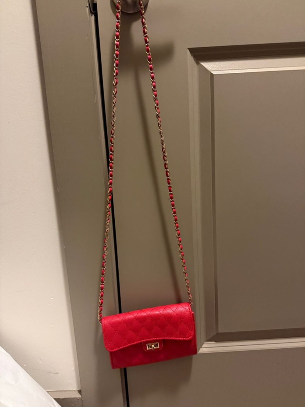 Red Wallet on Chain - Picture 3 of 9
